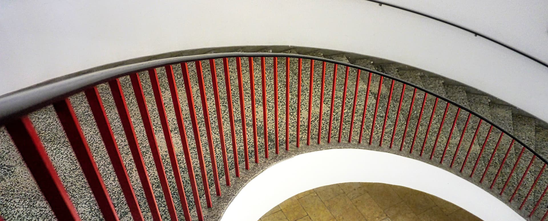 Runde Treppe in Bürogebäude Gebäudereinigung Düsseldorf Reisholz