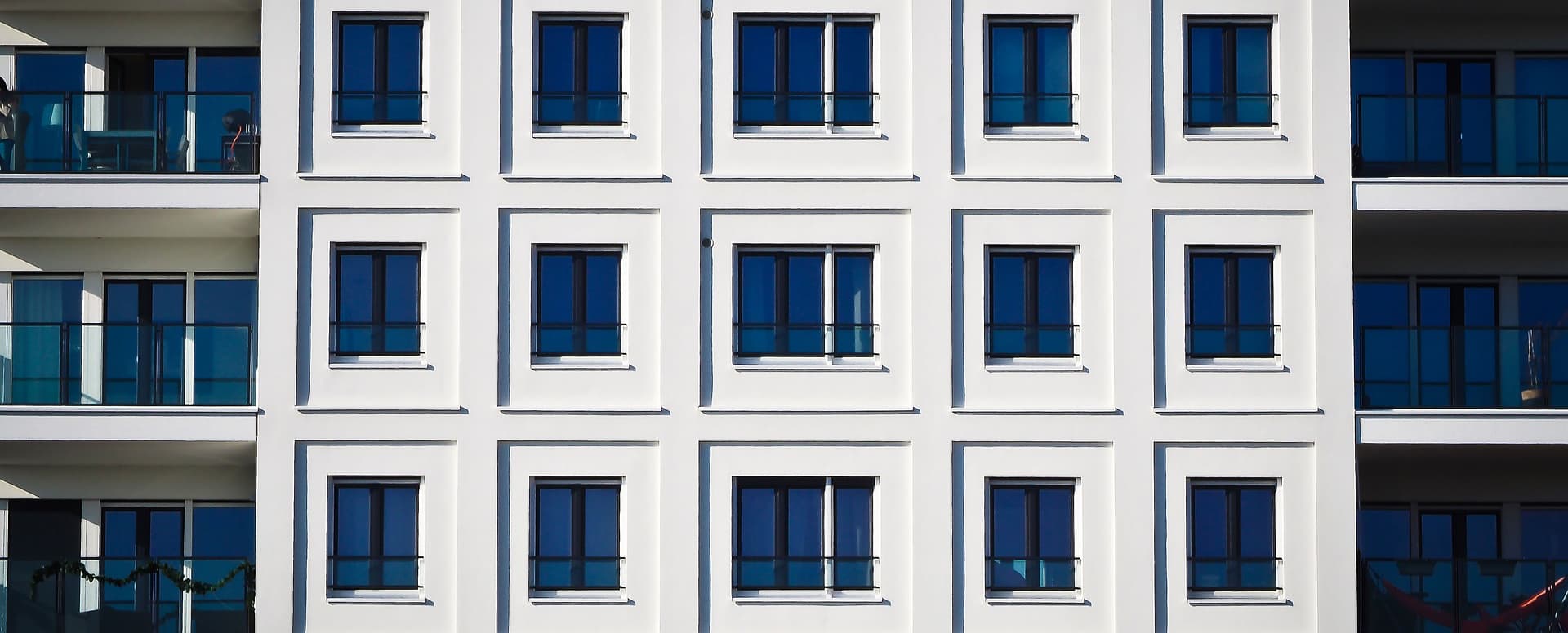 Fensterfront gereinigt von Fensterputzer Gebäudereinigung Krefeld Hüls